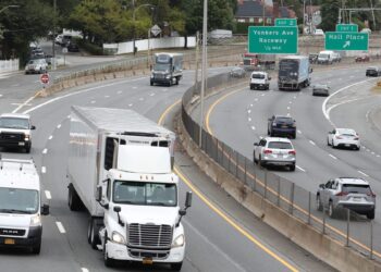 Trump ends Obama’s plan to limit truck and bus speeds