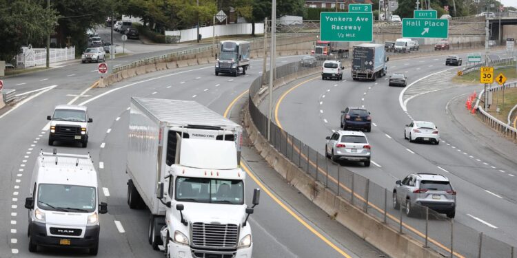 Trump ends Obama’s plan to limit truck and bus speeds