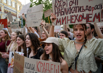 Putin Uses Ukrainian Protests to Undermine Zelensky