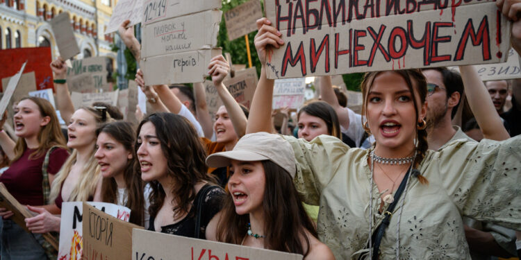 Putin Uses Ukrainian Protests to Undermine Zelensky