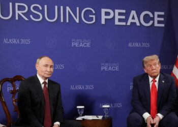 Government documents detailing the Trump-Putin Alaska summit, including meeting schedules, seating charts, and an extravagant menu, were left behind in a hotel printer. The documents, which included instructions to pronounce Vladimir Putin’s name as “POO-tihn,” were discovered in an Anchorage hotel around 9 a.m., hours before Trump’s summit with Putin at a nearby military base.