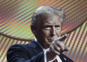 President Trump announced that a 100% tariff would be imposed on all imported chips entering the U.S., while no extra charge will apply to semiconductors produced domestically. This move is aimed at boosting domestic chip production and encouraging companies like TSMC, Samsung, Micron, and others to establish facilities in the U.S.