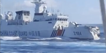 Navy Clash! Chinese Ships Crash in the South China Sea