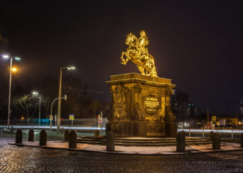 A U.S. citizen was seriously injured in a stabbing incident on a Dresden tram shortly after midnight. The attack took place when the victim intervened to stop two men from harassing female passengers, according to German police.