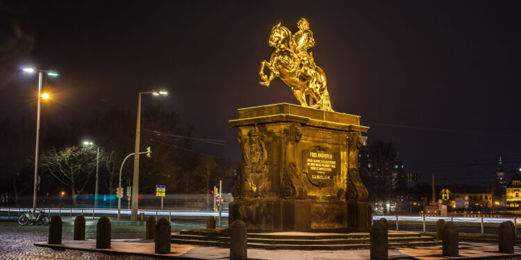 A U.S. citizen was seriously injured in a stabbing incident on a Dresden tram shortly after midnight. The attack took place when the victim intervened to stop two men from harassing female passengers, according to German police.