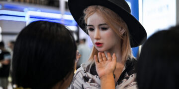 China Tech CEO Unveils Plans for Humanoid ‘Pregnancy Robot’