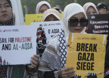 WATCH: World’s Largest Muslim Nation Drops Aid into Gaza