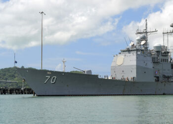 The USS Lake Erie, a guided missile cruiser of the U.S. Navy, recently crossed the Panama Canal en route to the Caribbean as part of an enhanced U.S. military presence near Venezuela. This move comes amid heightened tensions in the region and follows a stated mission to combat drug trafficking.