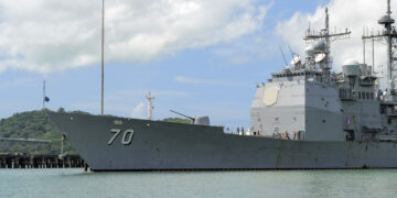 The USS Lake Erie, a guided missile cruiser of the U.S. Navy, recently crossed the Panama Canal en route to the Caribbean as part of an enhanced U.S. military presence near Venezuela. This move comes amid heightened tensions in the region and follows a stated mission to combat drug trafficking.
