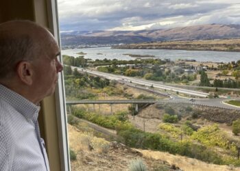 As demand for artificial intelligence technology drives data center construction worldwide, these facilities require not just electricity and land but also substantial water. Data centers use water directly through cooling systems that pump cold water through pipes surrounding computer equipment. They also consume water indirectly by using the electricity needed to power them, which is significantly higher when produced from fossil fuels compared to solar or wind energy.